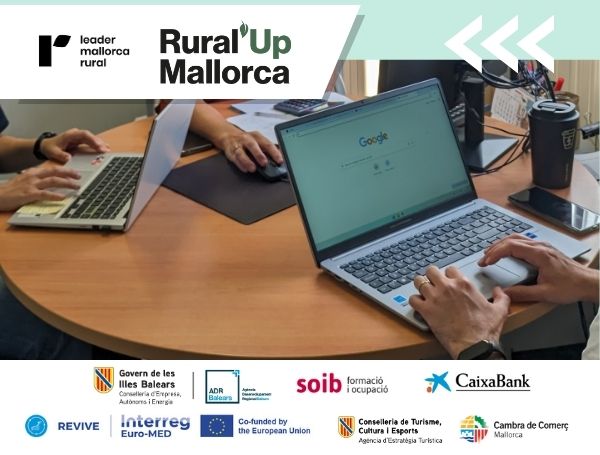 Personas trabajando en un proyecto de digitalizaci&oacute;n en Mallorca