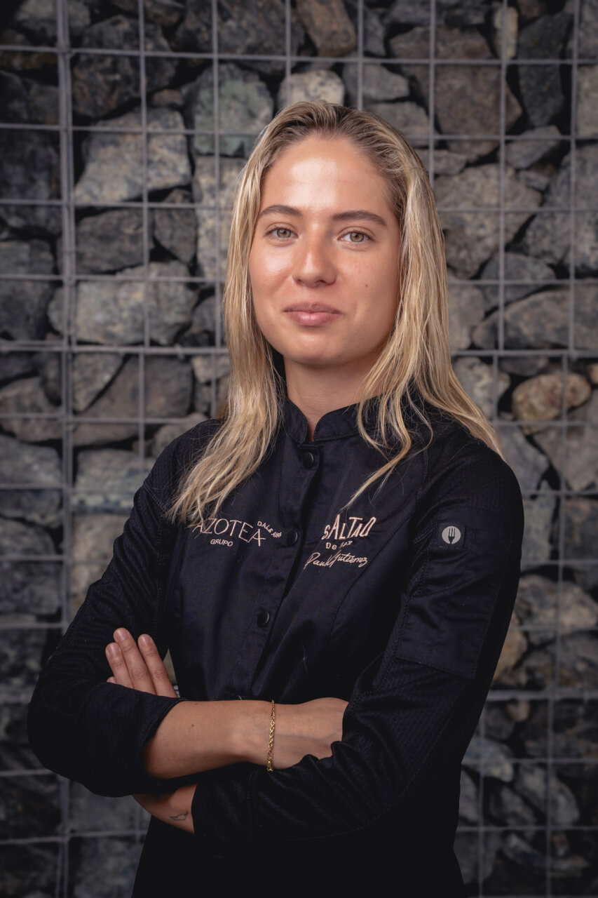 Chef Paula Guti&eacute;rrez en el restaurante Saltao con fondo de piedras.