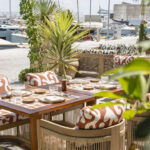 Mesa decorada en el restaurante Saltao en Mallorca con vistas al puerto