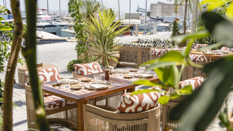 Mesa decorada en el restaurante Saltao en Mallorca con vistas al puerto
