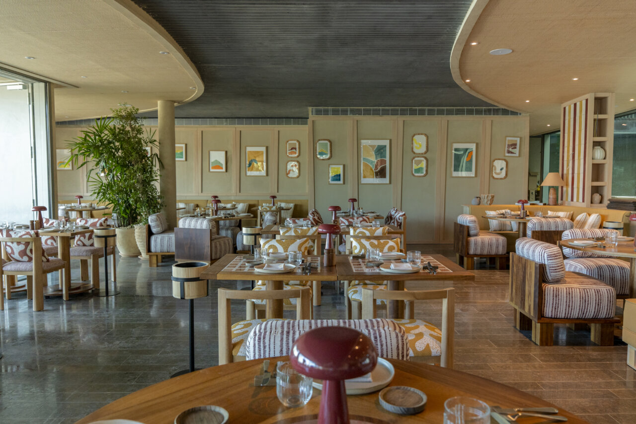 Interior del restaurante Saltao en Mallorca con mesas y decoraci&oacute;n moderna