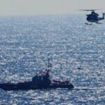 Helic&oacute;ptero sobre un barco de salvamento mar&iacute;timo en el mar