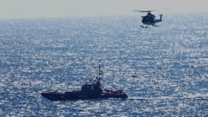 Helic&oacute;ptero sobre un barco de salvamento mar&iacute;timo en el mar