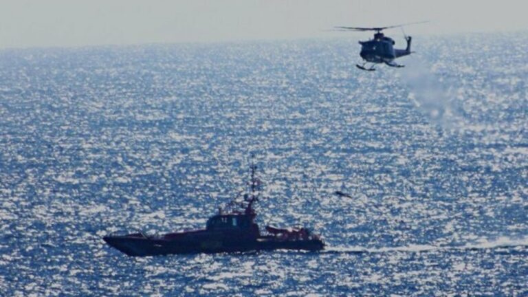 Helic&oacute;ptero sobre un barco de salvamento mar&iacute;timo en el mar