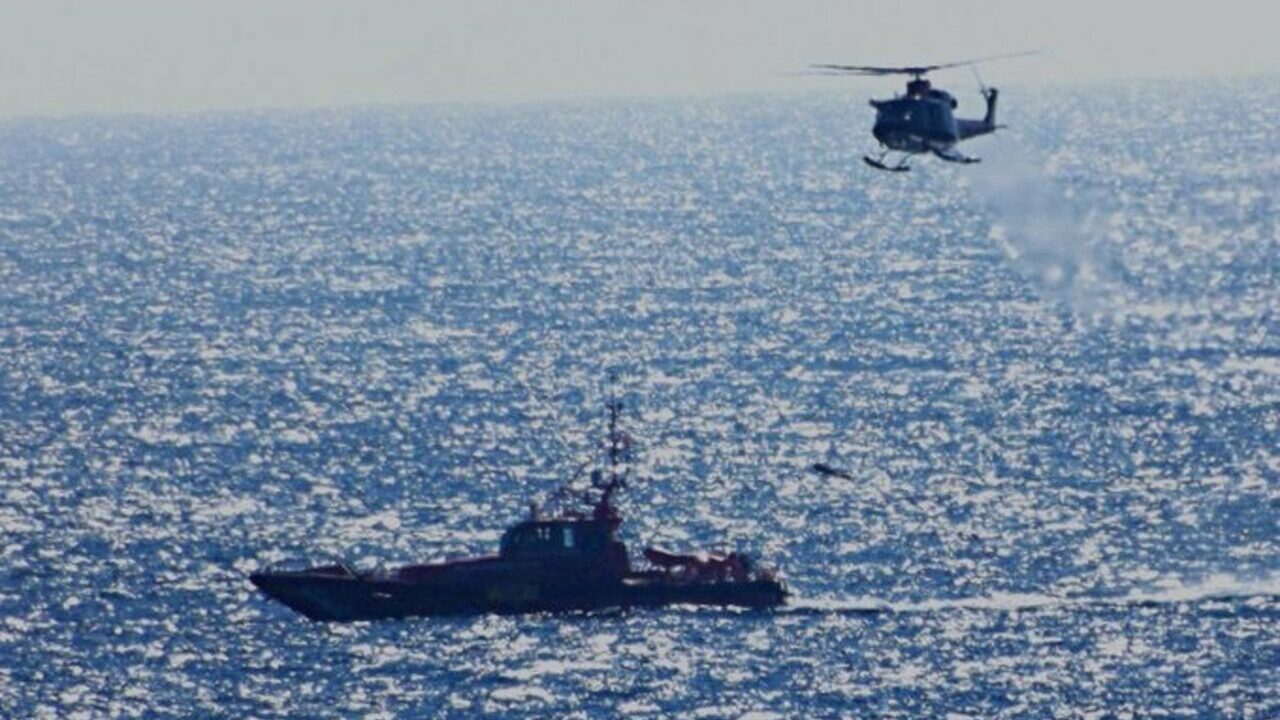 Helicóptero sobre un barco de salvamento marítimo en el mar