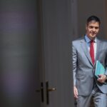 Pedro S&aacute;nchez llegando a la rueda de prensa en el Complejo de la Moncloa