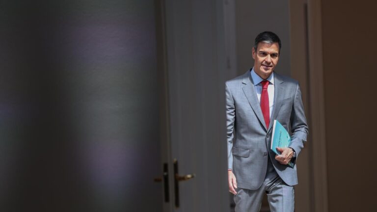 Pedro S&aacute;nchez llegando a la rueda de prensa en el Complejo de la Moncloa