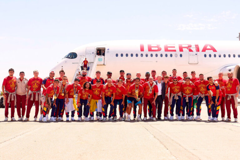 La selección española de fútbol celebra su llegada a Madrid con la Copa del Mundo.