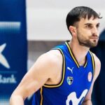 Sergi García en acción con el balón en una cancha de baloncesto