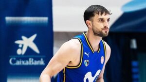 Sergi Garc&iacute;a en acci&oacute;n con el bal&oacute;n en una cancha de baloncesto