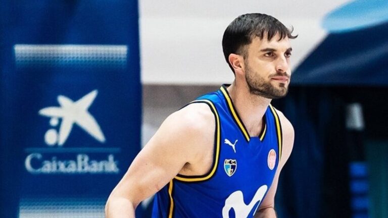 Sergi García en acción con el balón en una cancha de baloncesto