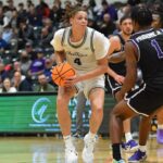 Shilo Jackson jugando baloncesto con el equipo de Le Moyne