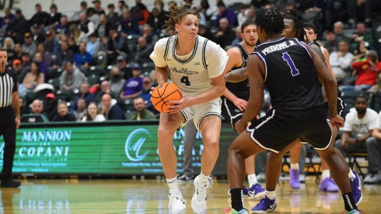 Shilo Jackson jugando baloncesto con el equipo de Le Moyne