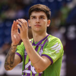 Thierry aplaudiendo durante un partido de futsal en el Noia Portus Apostoli