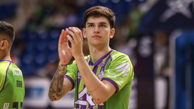 Thierry aplaudiendo durante un partido de futsal en el Noia Portus Apostoli