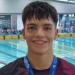 Tiago del Po Vica sonr&iacute;e con medalla en piscina