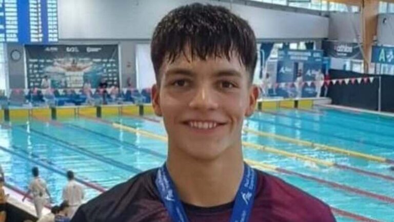 Tiago del Po Vica sonr&iacute;e con medalla en piscina