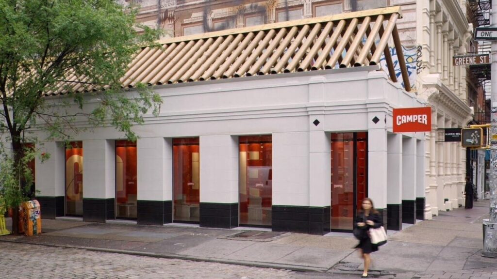 Fachada de la tienda Camper en Nueva York con dise&ntilde;o moderno.
