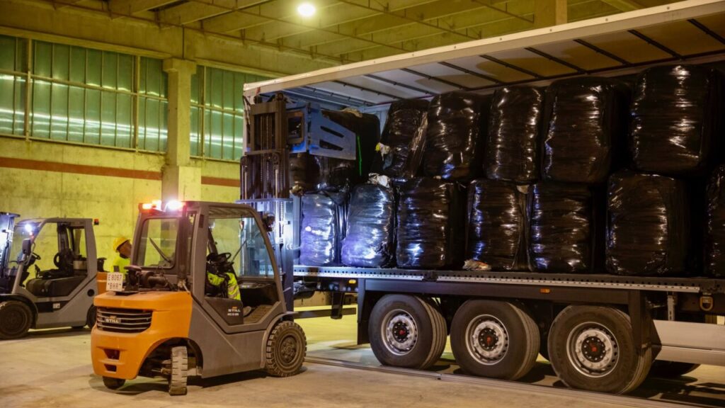 Llegan a Mallorca los cinco primeros camiones con residuos de Ibiza para incinerar en Son Reus