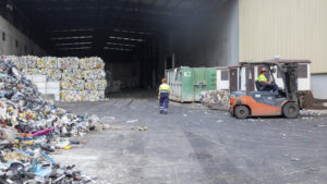 Instalaciones de tratamiento de residuos en Ibiza con maquinaria operando.
