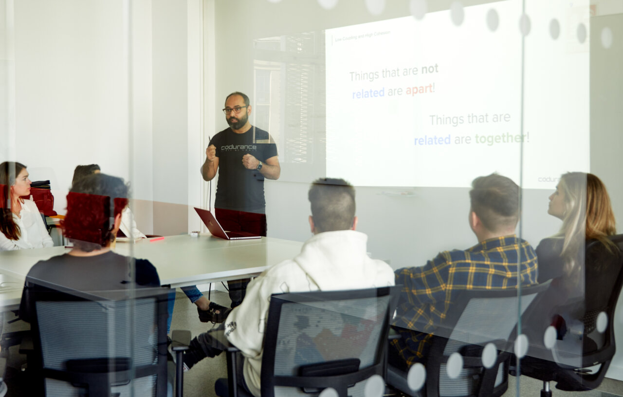 Presentaci&oacute;n de Codurance sobre software y modernizaci&oacute;n tecnol&oacute;gica