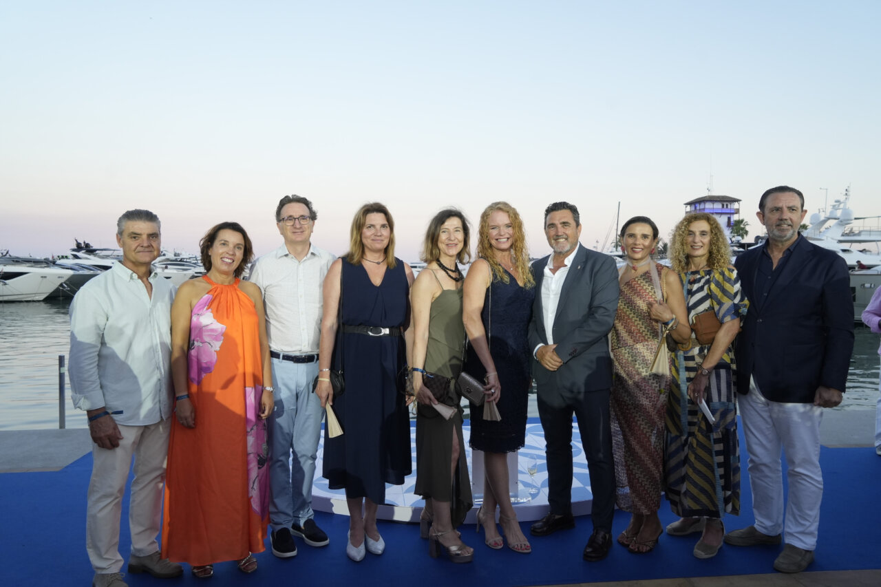 Asistentes a la celebración del 40 aniversario de Puerto Portals en un evento social