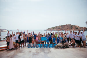 Grupo de voluntarios en Puerto Portals durante jornada ambiental
