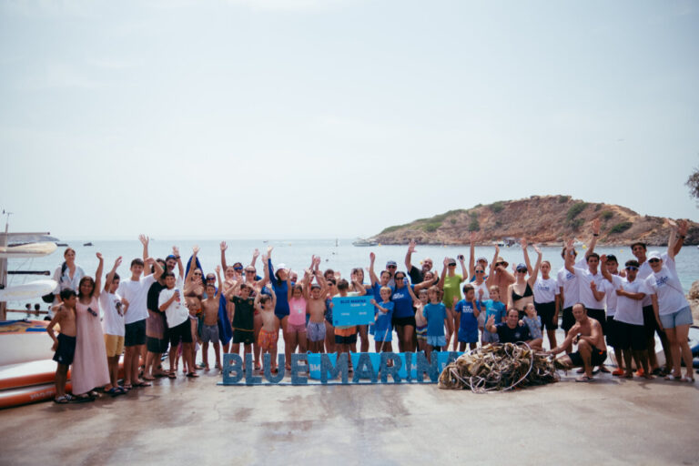 Grupo de voluntarios en Puerto Portals durante jornada ambiental