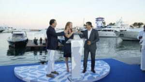 Celebraci&oacute;n del 40 aniversario de Puerto Portals con una persona sonriente