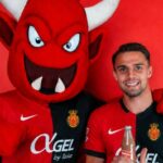Martin Valjent posando con la mascota del Mallorca