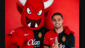 Martin Valjent posando con la mascota del Mallorca
