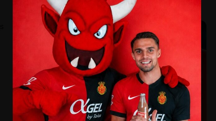 Martin Valjent posando con la mascota del Mallorca