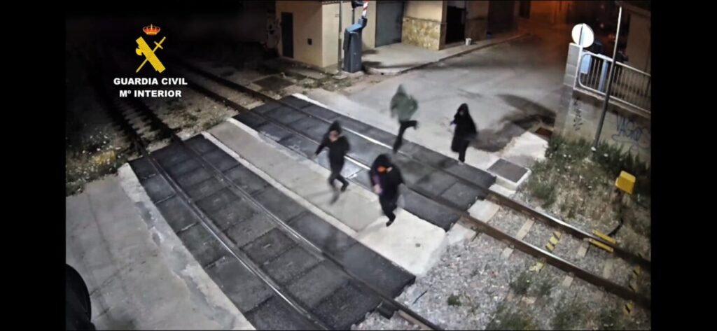 Cuatro personas corriendo en una calle durante un acto vandálico en Santa María.