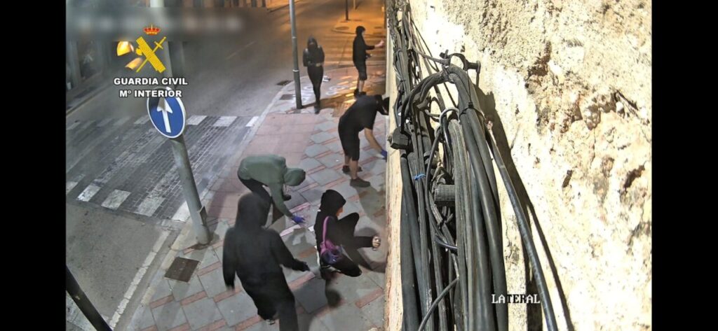 Grupo de personas realizando actos vand&aacute;licos en Santa Mar&iacute;a del Cam&iacute;