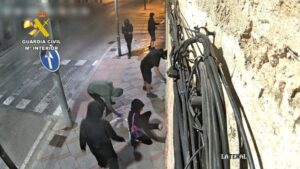 Grupo de personas realizando actos vand&aacute;licos en Santa Mar&iacute;a del Cam&iacute;