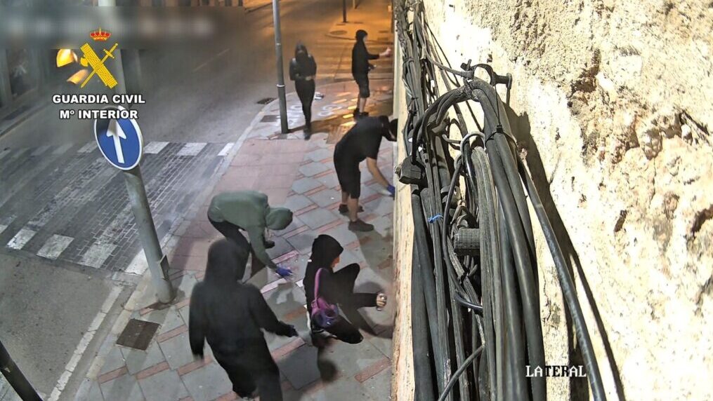 Grupo de personas realizando actos vand&aacute;licos en Santa Mar&iacute;a del Cam&iacute;