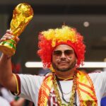 Aficionado español con copa del mundo en Nueva York