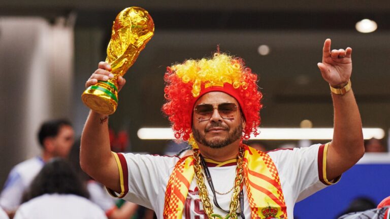 Aficionado español con copa del mundo en Nueva York