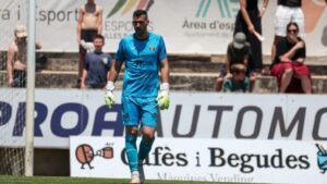 Vicen&ccedil; Sabater, guardameta del Atl&eacute;tico Baleares en acci&oacute;n durante un partido.