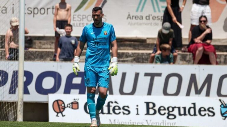 Vicenç Sabater, guardameta del Atlético Baleares en acción durante un partido.