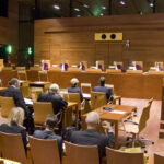 Interior del Tribunal de Justicia de la Unión Europea con jueces en sesión.