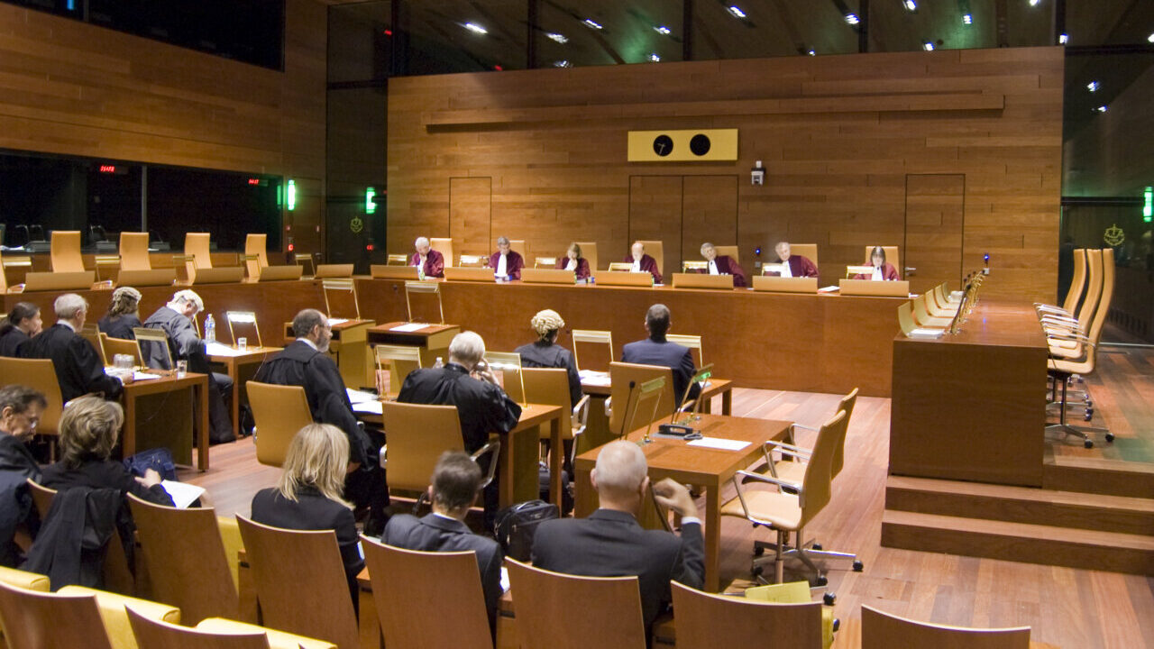 Interior del Tribunal de Justicia de la Uni&oacute;n Europea con jueces en sesi&oacute;n.