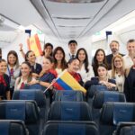 Equipo de aerolínea celebrando el vuelo inaugural entre Madrid y Cartagena de Indias