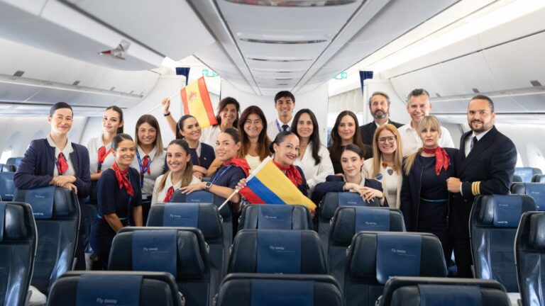 Equipo de aerolínea celebrando el vuelo inaugural entre Madrid y Cartagena de Indias