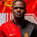 Zito Luvumbo posando con la camiseta del RCD Mallorca