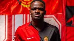 Zito Luvumbo posando con la camiseta del RCD Mallorca
