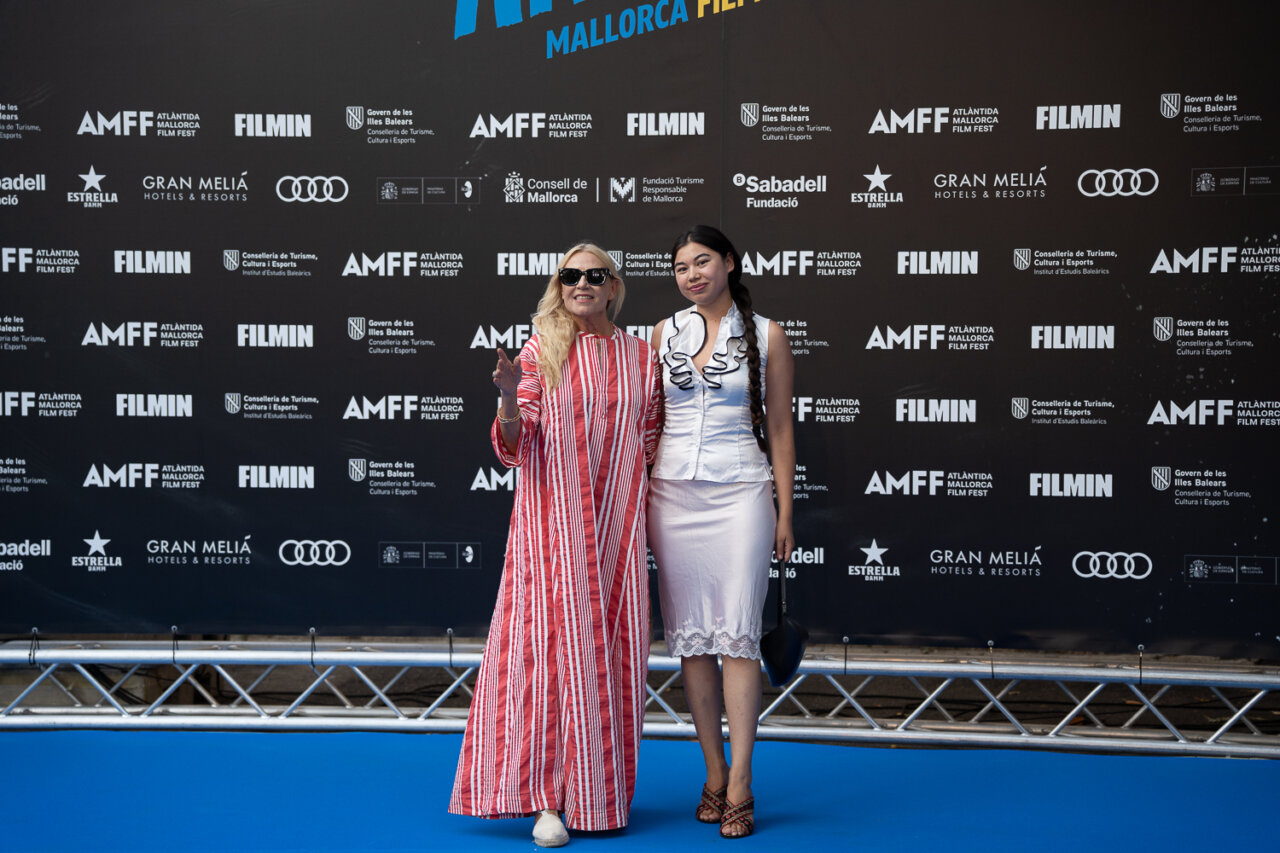 Dos mujeres posando en la clausura del Festival Atlántida en Mallorca