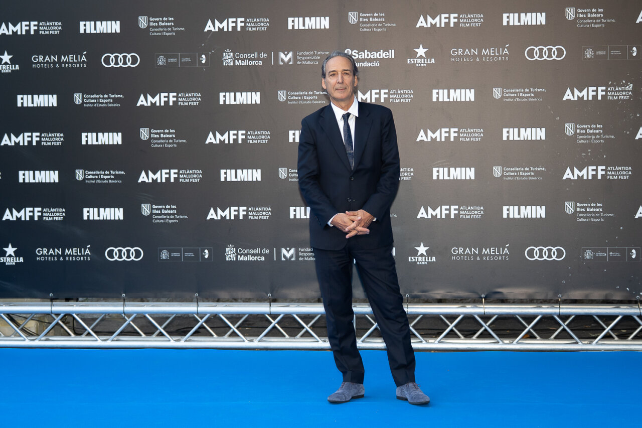 Imagen de la clausura del Atlàntida Mallorca Film Fest con un hombre en el escenario.