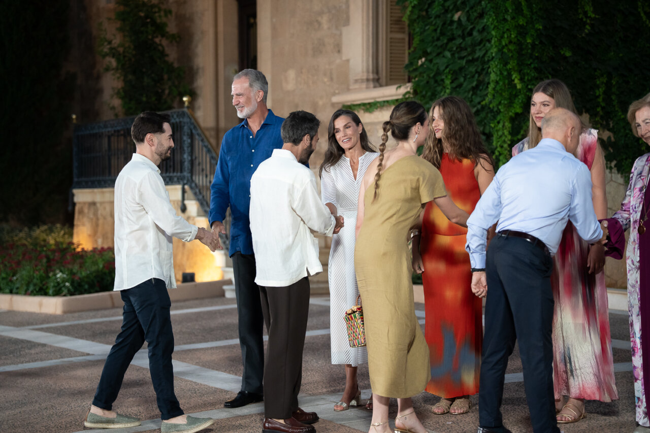 Reyes de España saludando a miembros de la sociedad mallorquina en un evento