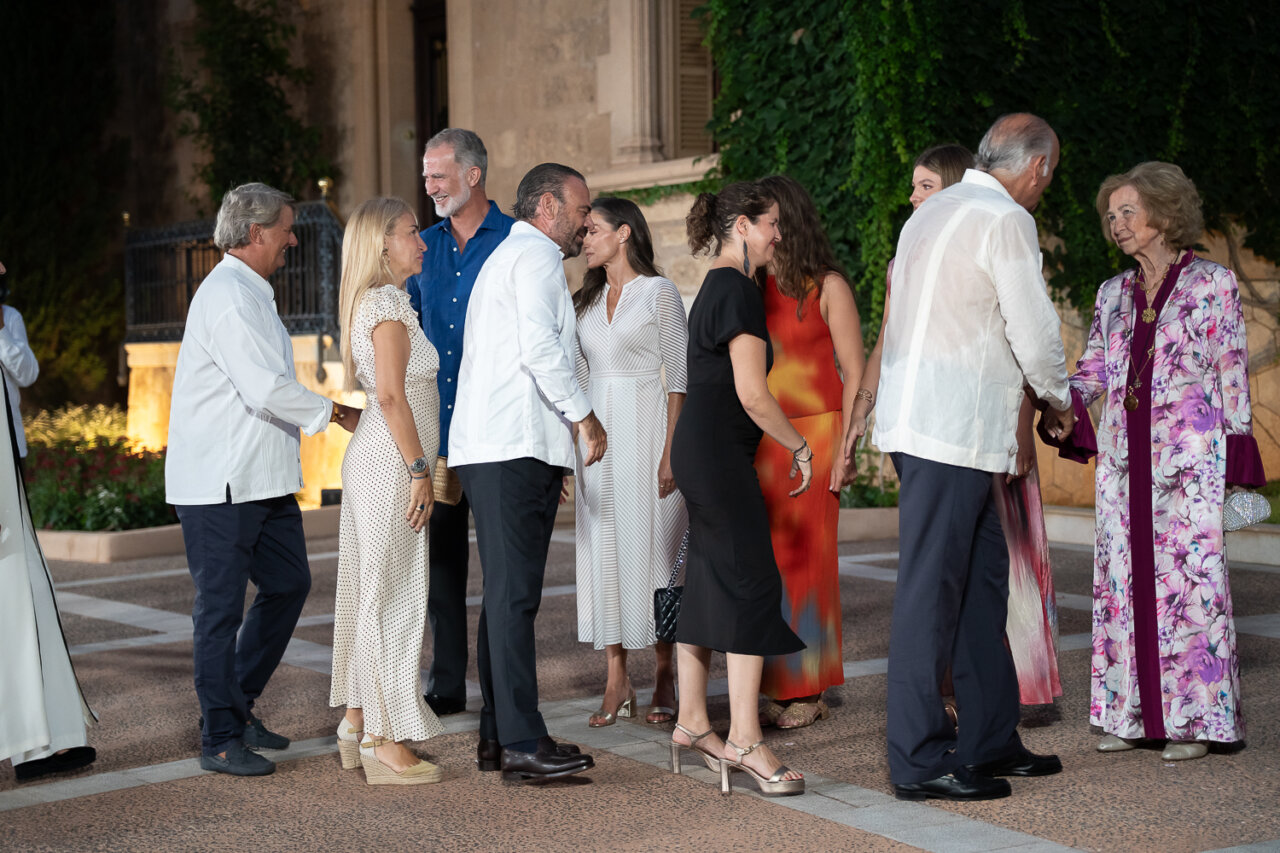 Reyes saludando a miembros de la sociedad mallorquina en un evento